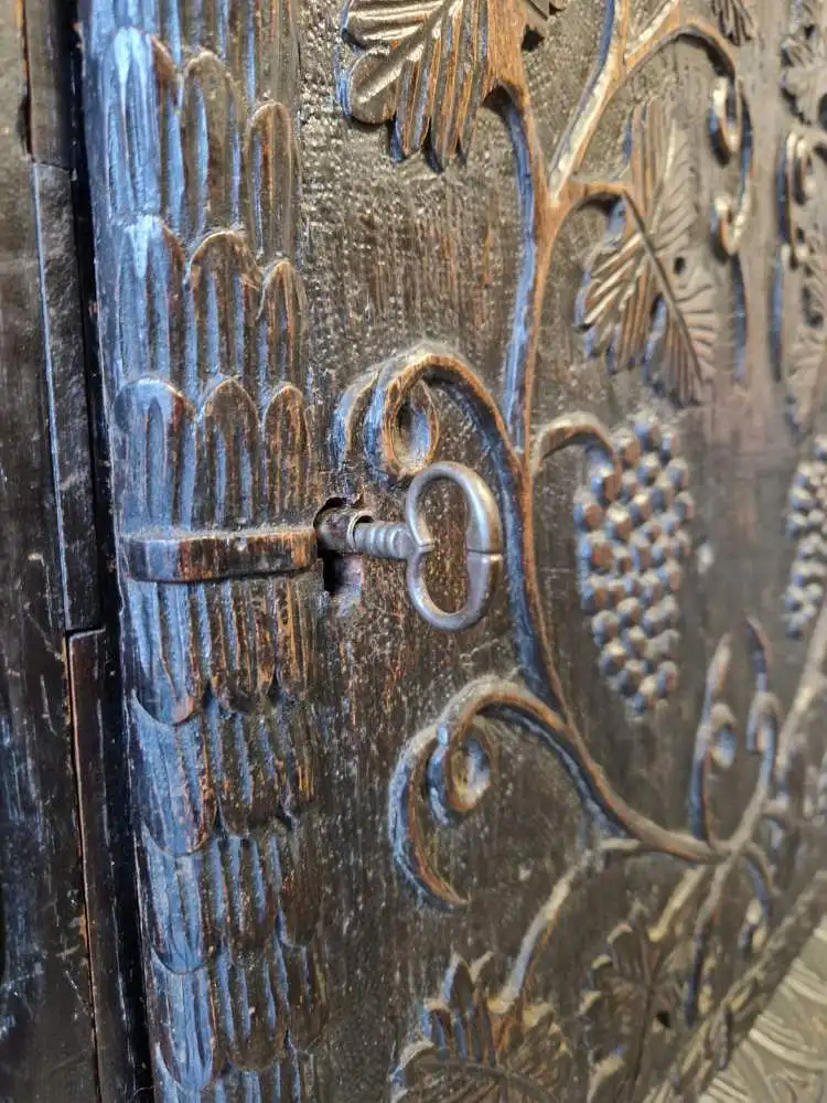 Antiker Buffetschrank Gotik wunderschöne Schnitzereien 17. Jh. 8