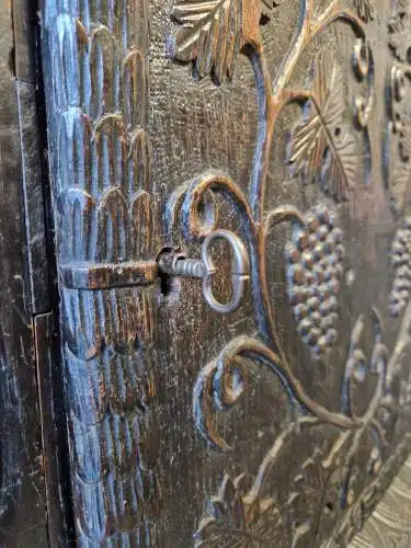 Antiker Buffetschrank Gotik wunderschöne Schnitzereien 17. Jh.