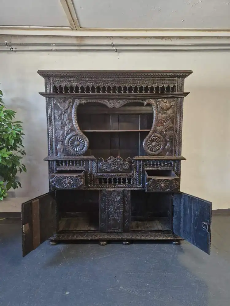 Antiker Buffetschrank Gotik wunderschöne Schnitzereien 17. Jh. 9