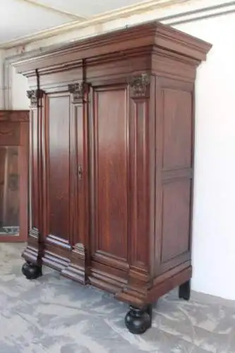 Antiker Kleiderschrank Fassadenschrank florale Schnitzereien um 1800
