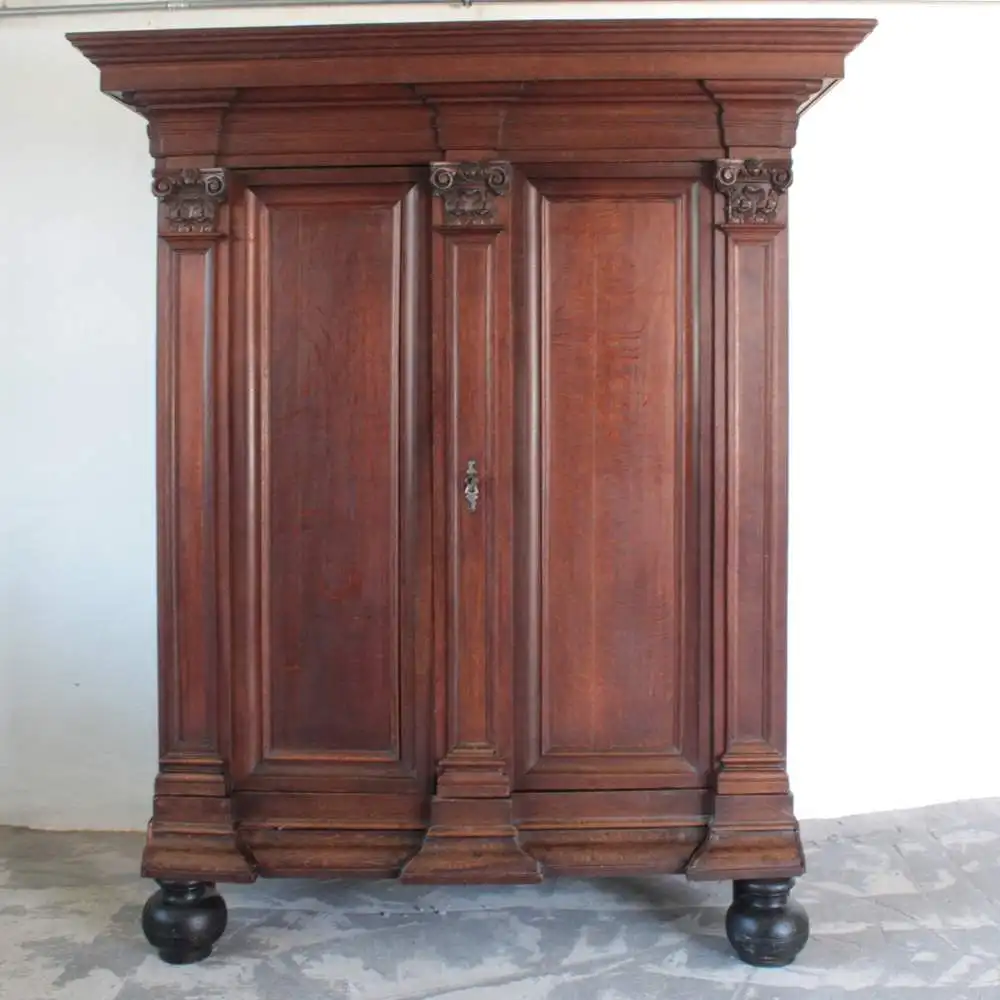 Antiker Kleiderschrank Fassadenschrank florale Schnitzereien um 1800 1