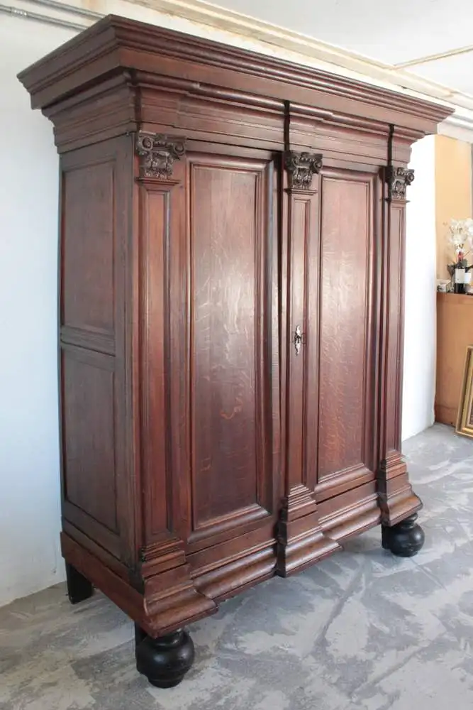 Antiker Kleiderschrank Fassadenschrank florale Schnitzereien um 1800 2