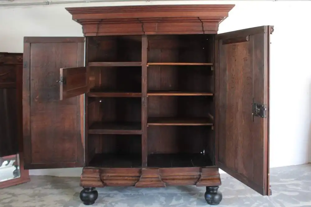 Antiker Kleiderschrank Fassadenschrank florale Schnitzereien um 1800 3