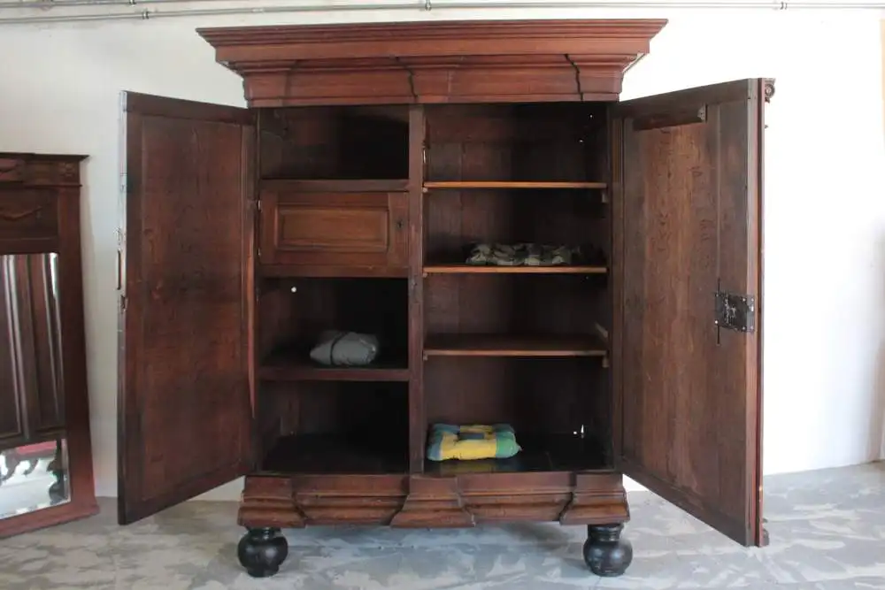 Antiker Kleiderschrank Fassadenschrank florale Schnitzereien um 1800 4