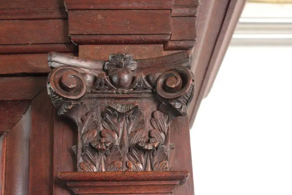 Antiker Kleiderschrank Fassadenschrank florale Schnitzereien um 1800 5