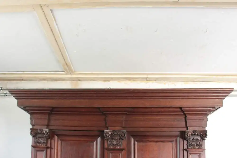 Antiker Kleiderschrank Fassadenschrank florale Schnitzereien um 1800 6