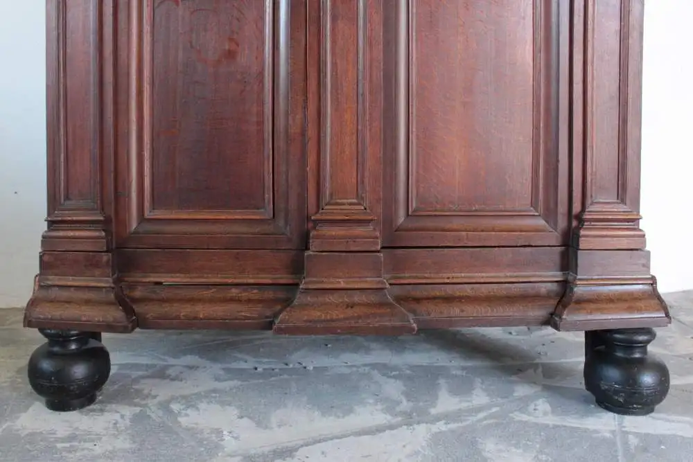 Antiker Kleiderschrank Fassadenschrank florale Schnitzereien um 1800 7