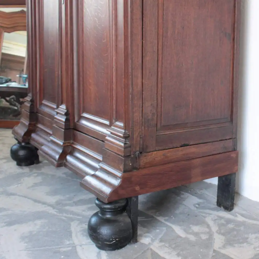 Antiker Kleiderschrank Fassadenschrank florale Schnitzereien um 1800 8