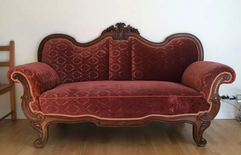 Louis-Philippe Sofa in Nussbaum (Loriot Sofa) und zwei Sessel, aus der Zeit um 1860.
Authentisches Sammlerstück. Geschwungene Beine, welche in geschwungene Armlehnen und eine bewegt gestaltete Zarge übergehen, dreifach geschwungene Rückenlehne.

... 0