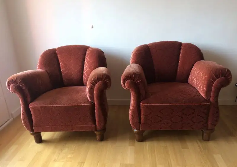 Louis-Philippe Sofa in Nussbaum (Loriot Sofa) und zwei Sessel, aus der Zeit um 1860.
Authentisches Sammlerstück. Geschwungene Beine, welche in geschwungene Armlehnen und eine bewegt gestaltete Zarge übergehen, dreifach geschwungene Rückenlehne.

... 1