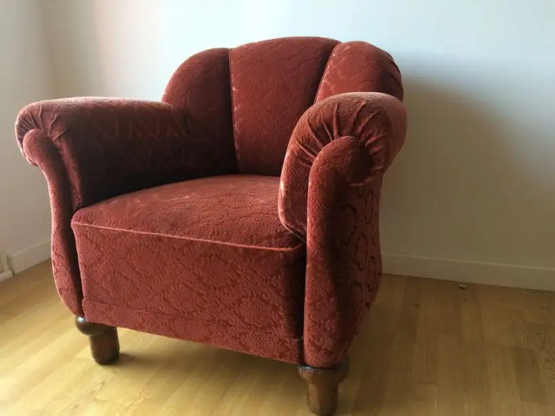 Louis-Philippe Sofa in Nussbaum (Loriot Sofa) und zwei Sessel, aus der Zeit um 1860.
Authentisches Sammlerstück. Geschwungene Beine, welche in geschwungene Armlehnen und eine bewegt gestaltete Zarge übergehen, dreifach geschwungene Rückenlehne.

... 2