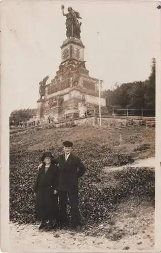 [Ansichtskarte] Niederwald Denkmal - Rüdesheim am Rhein (mit ein paar älteren Leuten). 