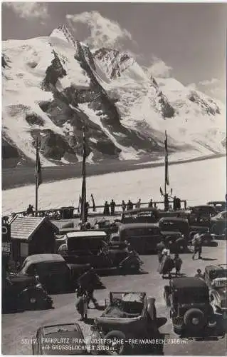 [Ansichtskarte] 55/17. Parkplatz Franz Josefshöhe - Freiwandeck 2368m mit Grossglockner 3798m - sehr alte Autos !. 
