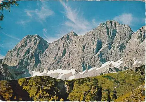 [Ansichtskarte] Torstein (2948m), Mitterspitze (2922m) und Hoher Dachstein (3004m) mit der Südwandhütte (1840m). 