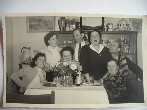 Alte AK Foto Familienfeier Asbach Uralt 50er Jahre Wohnzimmer Radio [V3]