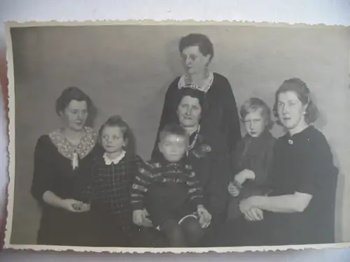 Alte AK Fotokarte Familie 4 Frauen 3 Kinder [V53]