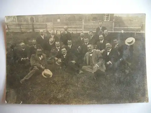 Alte AK Fotokarte Männer Ausflug unbekannter Ort [V74]