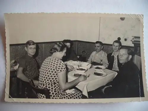Alte AK Fotokarte Personen beim Essen 50er / 60er Jahre [V78]