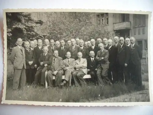 Alte AK Fotokarte Gruppenfoto Männer vor unbekanntem Gebäude [V83]
