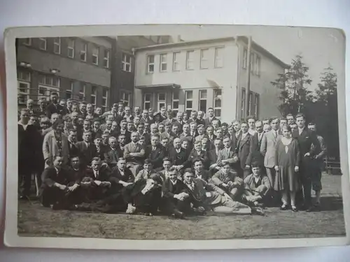 Alte AK Fotokarte Gruppenfoto vor unbekanntem Gebäude [V94]