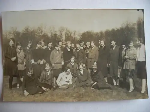 Alte AK Fotokarte Gruppenfoto Junge Leute [V95]