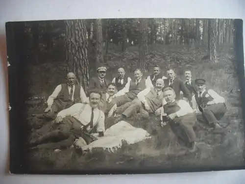 Alte AK Fotokarte Männergruppe im Wald Ausflug [V98]