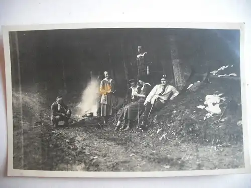 Alte AK Fotokarte 6 junge Leute Wald Picknick [V99]