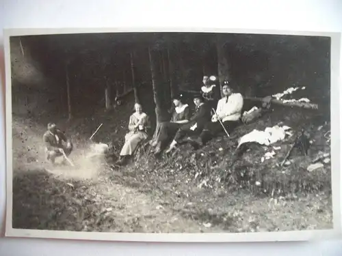 Alte AK Fotokarte 6 junge Leute Wald Picknick [V100]