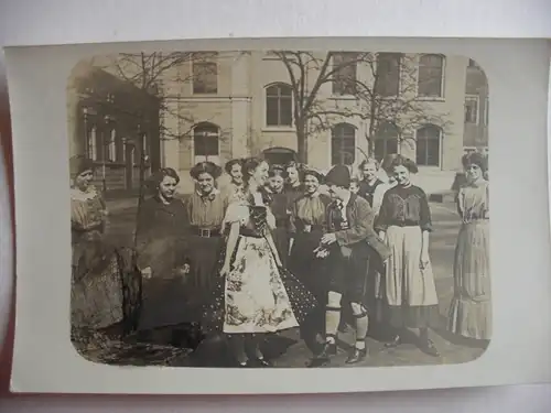 Alte AK Fotokarte Personengruppe Junge Leute Tracht Dirndl [V104]