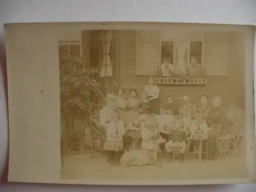 Alte AK Fotokarte Personengruppe um Tisch Kinder Hund um 1920 [V119]