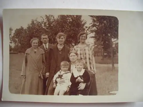 Alte AK Fotokarte Familie im Garten [V135]