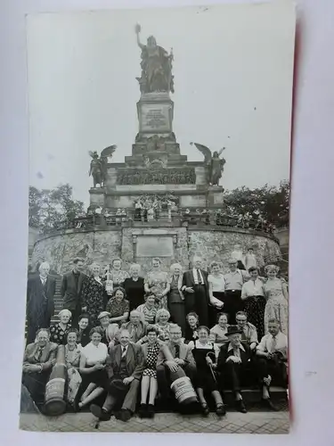 Alte AK Fotokarte Personengruppe vor Niederwalddenkmal [aS705]