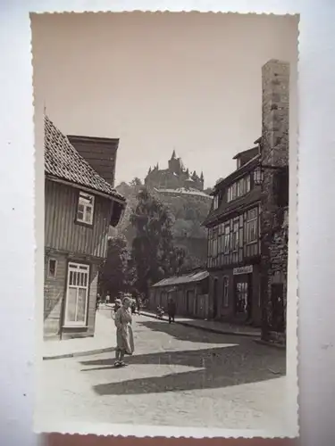 Alte AK Fotokarte Frau vor unbekannter Burg Burganlage [F75]