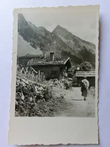 Alte AK Fotokarte Gebirge Bauernhäuser Weg Berge um 1940 [aH203]