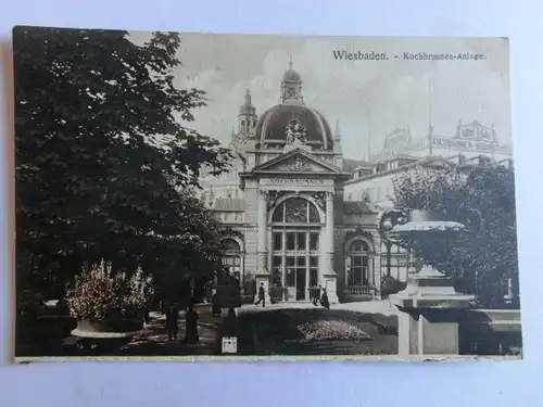 Alte AK Wiesbaden Kochbrunnenanlage [aJ192]