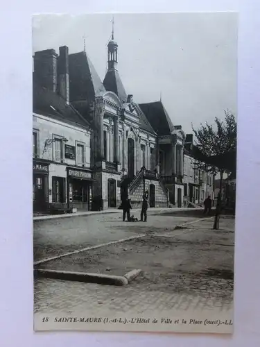 Alte AK Saint Maure L’Hotel de Ville et la Place [aM136]