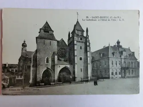 Alte AK Saint Brieuc La Cathedrale et l’Hotel de Ville [aM209]