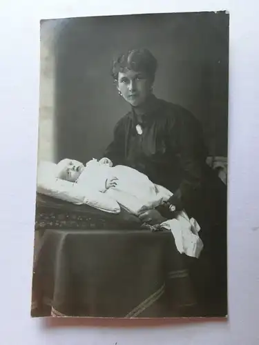 Alte AK Fotokarte Mutter mit Kleinkind Baby um 1920 [aK626]