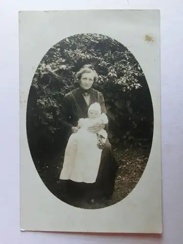 Alte AK Fotokarte Frau mit Kleinkind Baby Mutter  um 1925 [aK642]