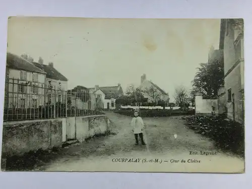 Alte AK Courpalay Cour du Cloitre [aT513]