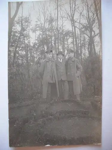 Alte AK Fotokarte Unbekannte Männer, zwei in Uniform um 1920 [168]