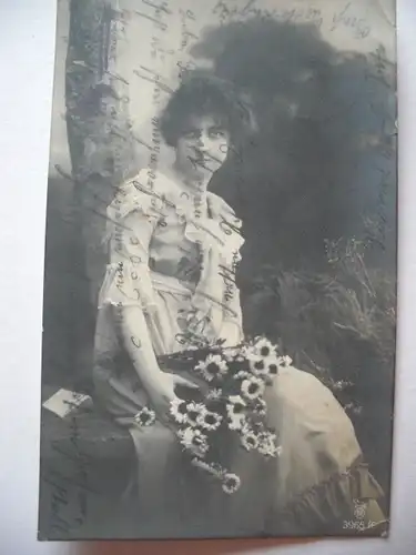 Alte AK Fotokarte Unbekannte Frau um 1920 [215]