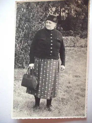 Alte AK Fotokarte Ältere Frau auf dem Land um 1930 [217]