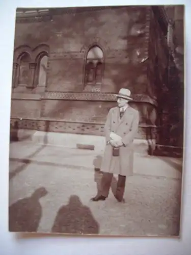 Alte AK Foto Unbekannter Ort Mann vor Gebäude [A1087]