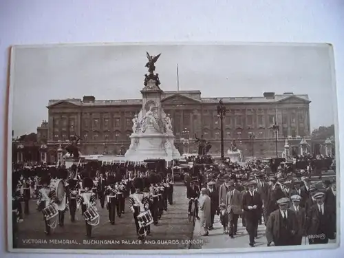 Alte AK London Buckingham Palace and Guards [R400]