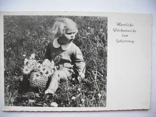 Alte AK Glückwünsche zum Geburtstag Mädchen Wiese Blumen [aB64]