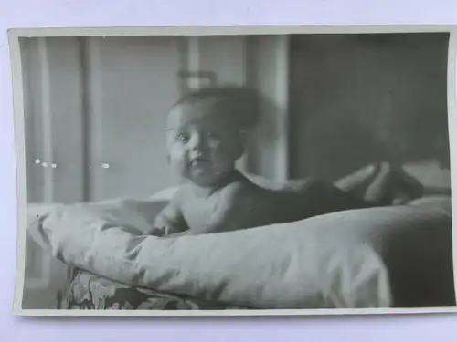 Alte AK Fotokarte Baby Kleinkind auf Kissen [aU6]