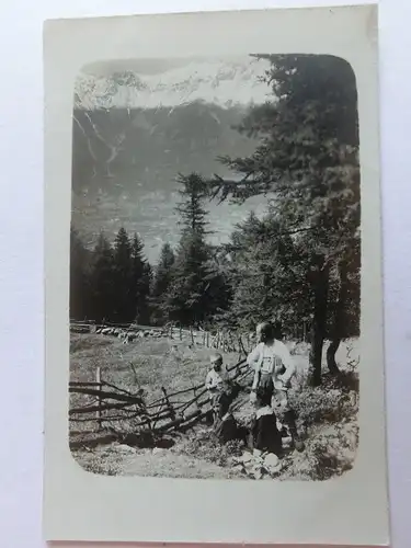 Alte AK Fotokarte Alpen Berge Familie Wandern Lauser Alpe [aV69]