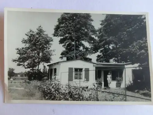 Alte AK Fotokarte Frau vor Haus Gartenhaus Ferienhaus [aV399]