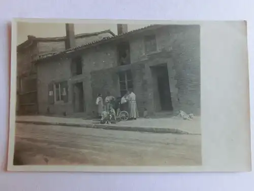 Alte AK Fotokarte Unbekannter Ort Straße Familie Dorf [aV722]